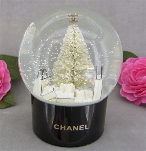 chanel schneekugel